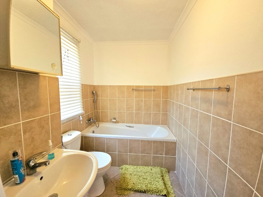 2 Bedroom Property for Sale in Whispering Pines Western Cape